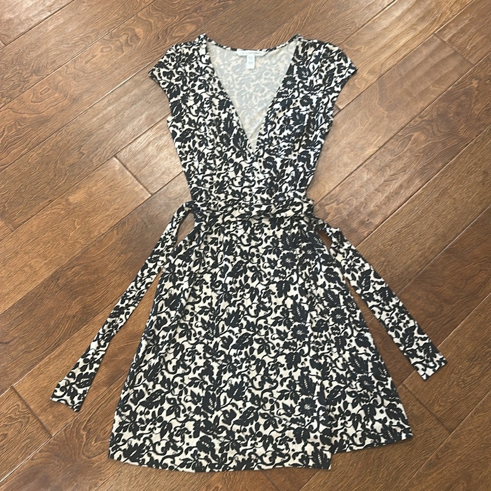 Diane Von Furstenberg Black/Cream Silk Wrap Dress. Sz 8 Fits more like a size 4!